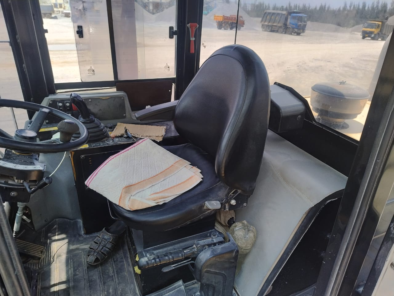 HINDUSTAN 2021E LOADER