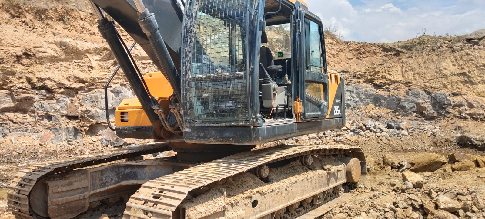 HYUNDAI R215L EXCAVATOR