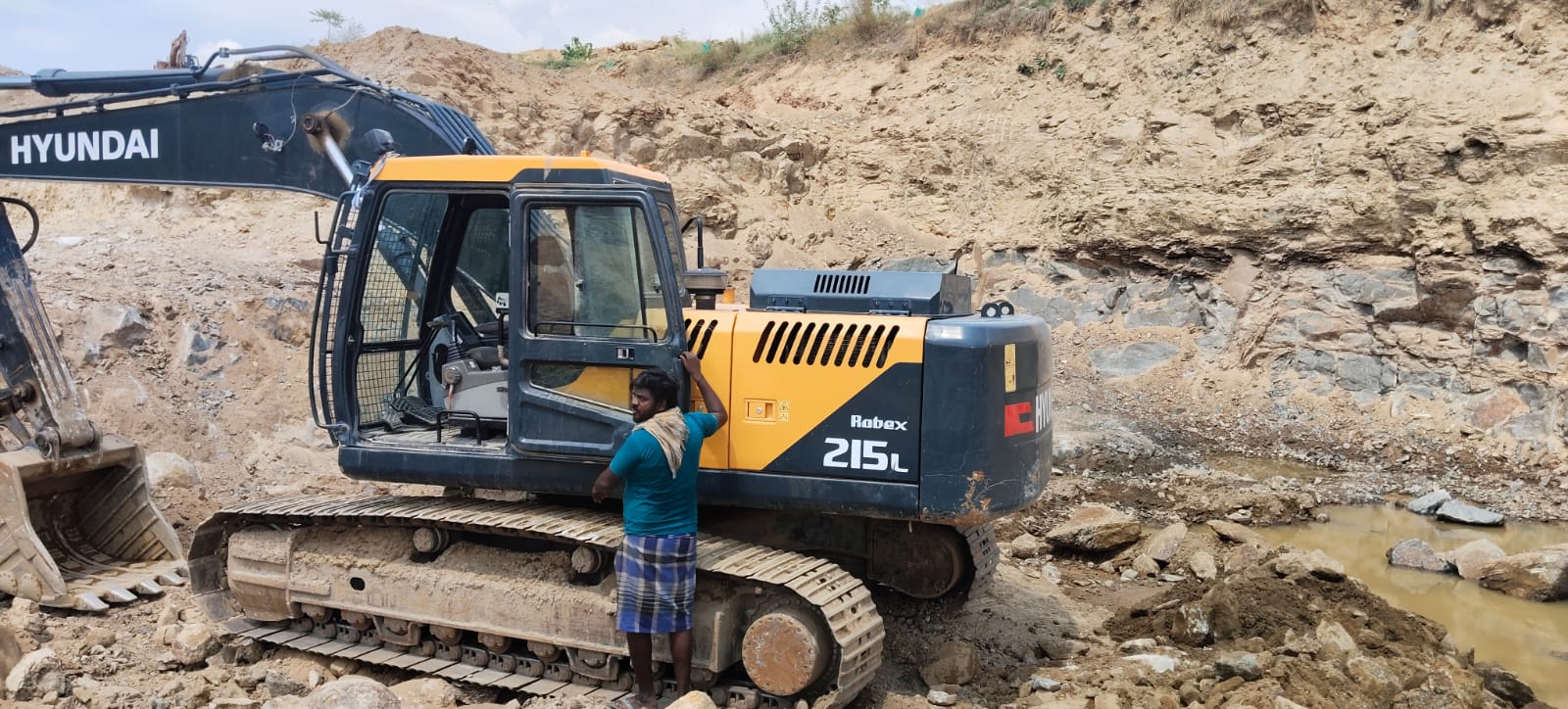 HYUNDAI R215L EXCAVATOR