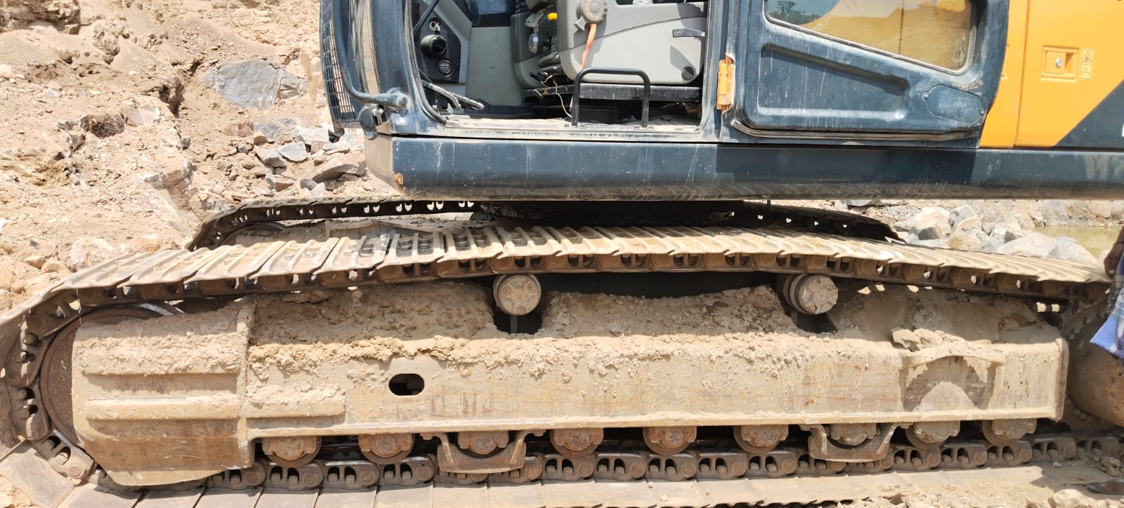 HYUNDAI R215L EXCAVATOR