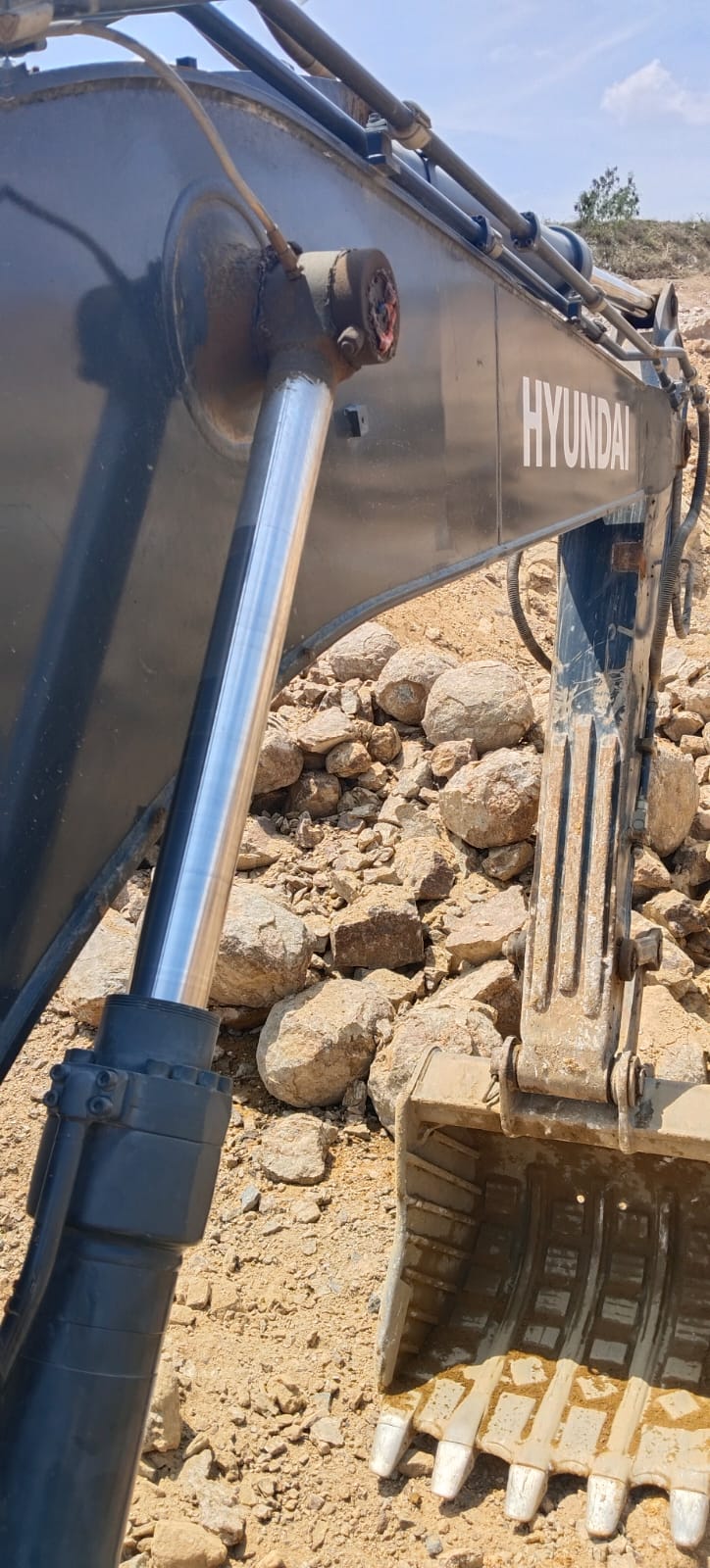 HYUNDAI R215L EXCAVATOR