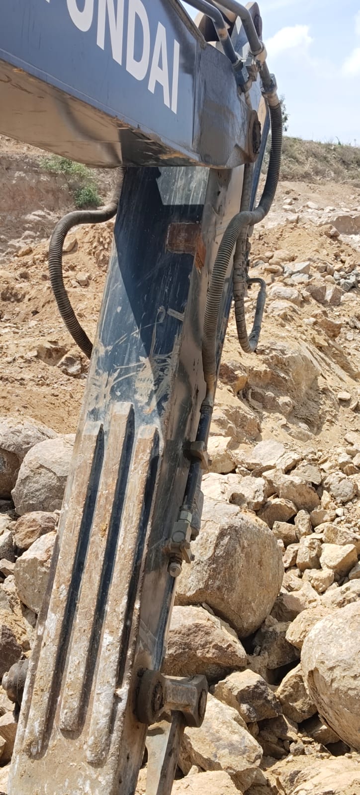HYUNDAI R215L EXCAVATOR