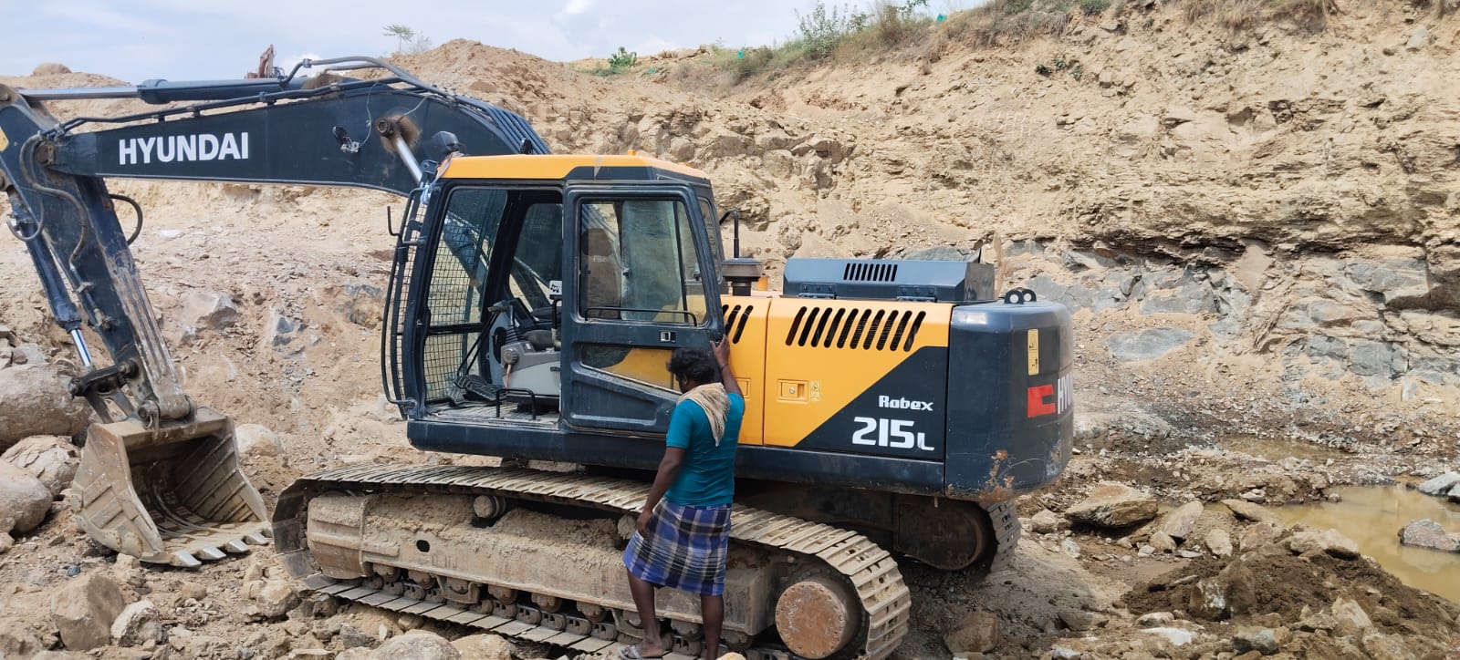 HYUNDAI R215L EXCAVATOR