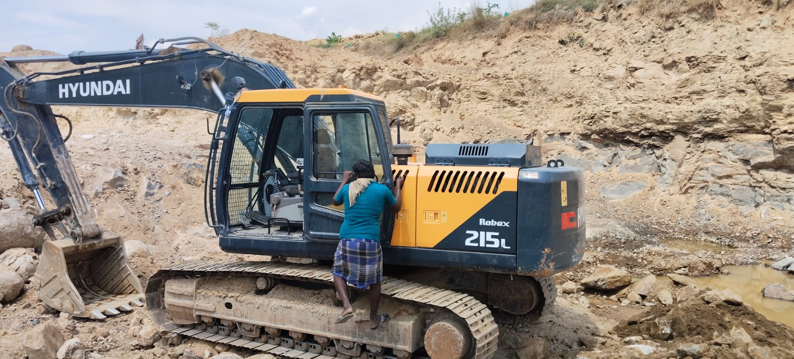 HYUNDAI R215L EXCAVATOR